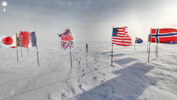 Der zeremonielle S&uuml;dpol, der von den Flaggen der Unterzeichnerstaaten des Antarktischen Vertragssystems umrundet ist (Quelle: Google Street View / Screenshot: Golem.de)